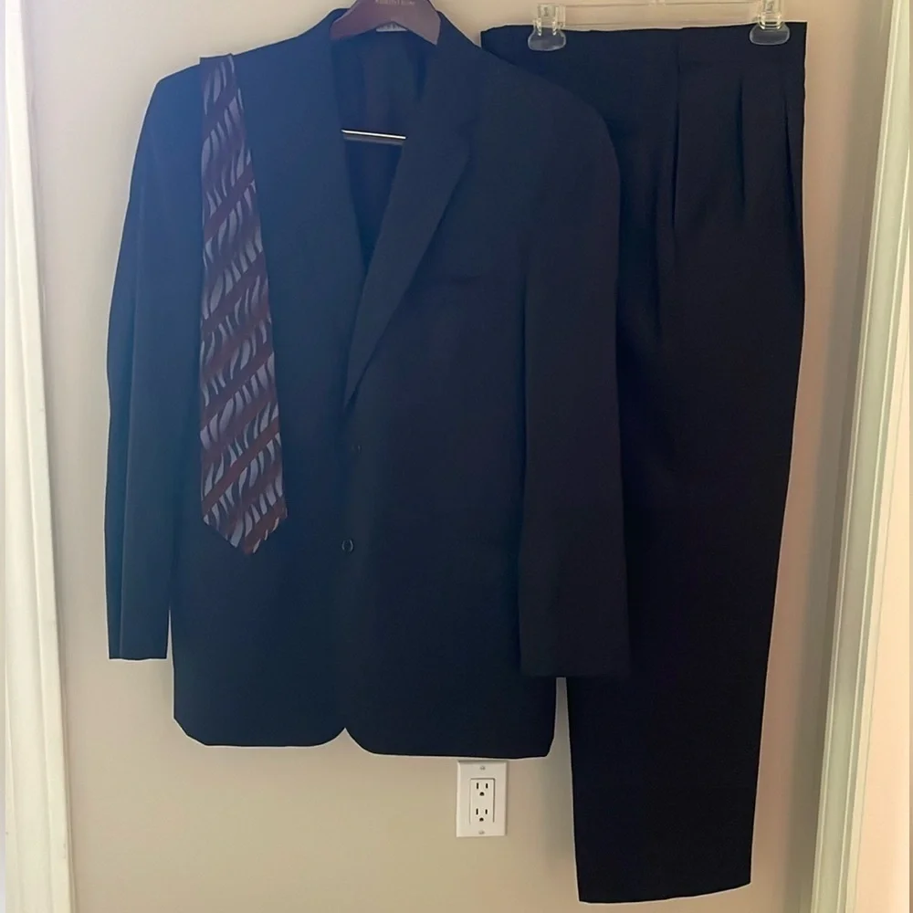 Jos A Bank Wool 2 Button 2 Piece Men's Suit 42L Black  39 x 31 Silk Striped Tie